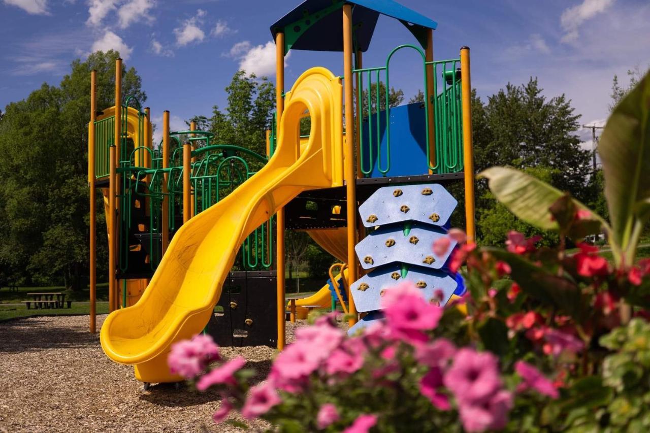 Condo Hotel Au Pied Du Mont Orford Εξωτερικό φωτογραφία