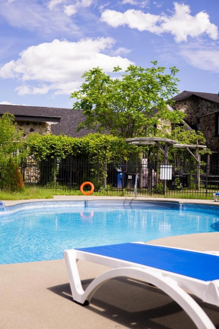 Condo Hotel Au Pied Du Mont Orford Εξωτερικό φωτογραφία