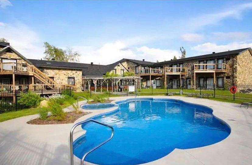 Condo Hotel Au Pied Du Mont Orford Εξωτερικό φωτογραφία